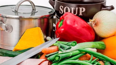 pucheros de cocina junto a verduras