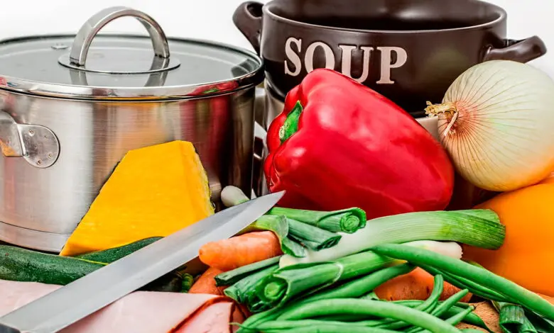 pucheros de cocina junto a verduras