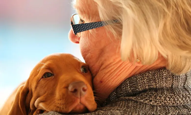 anciana abrazando a un perro
